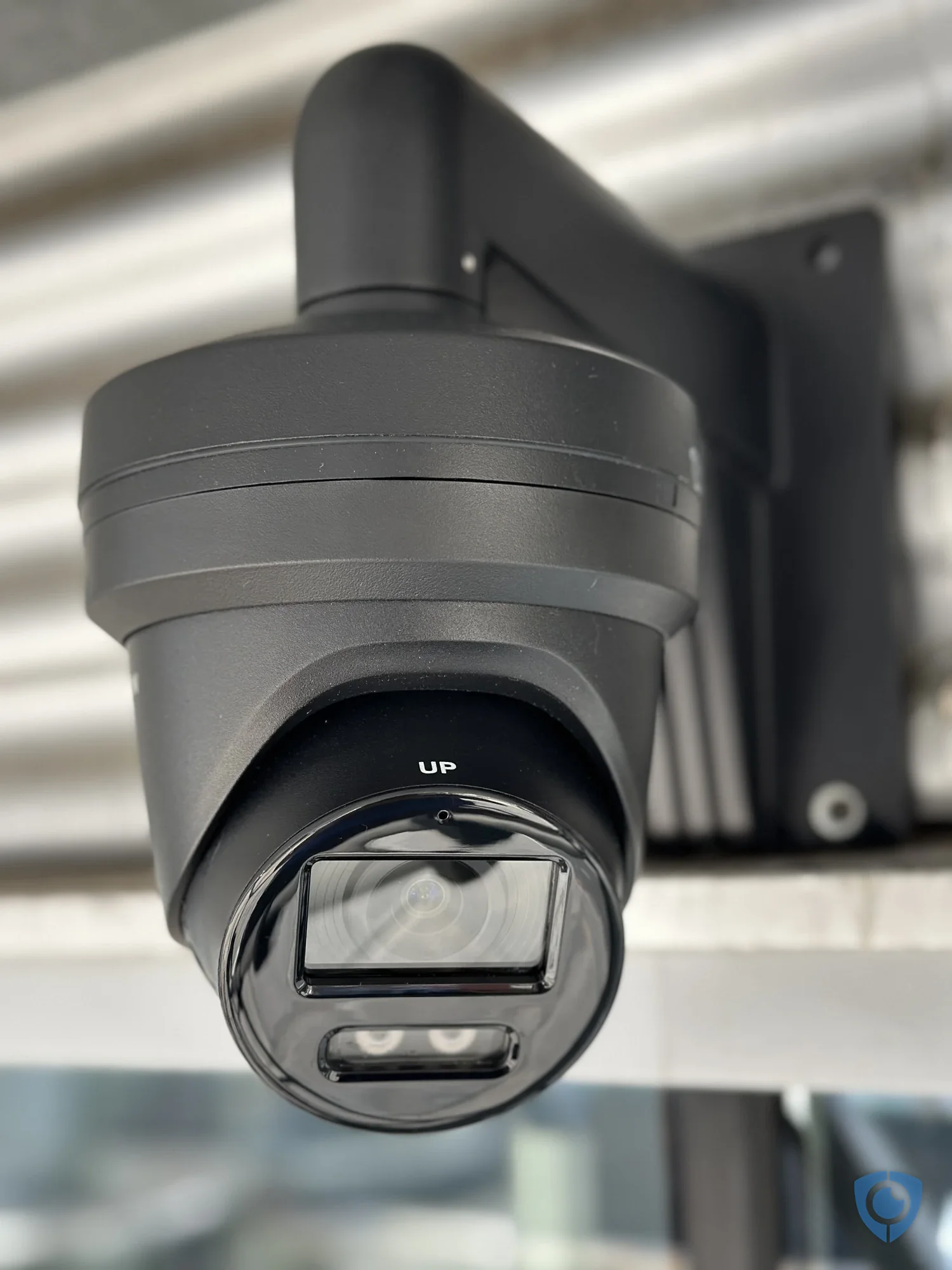 Hikvision turret beveiligingscamera in zwart, geïnstalleerd door Beveilig Alles