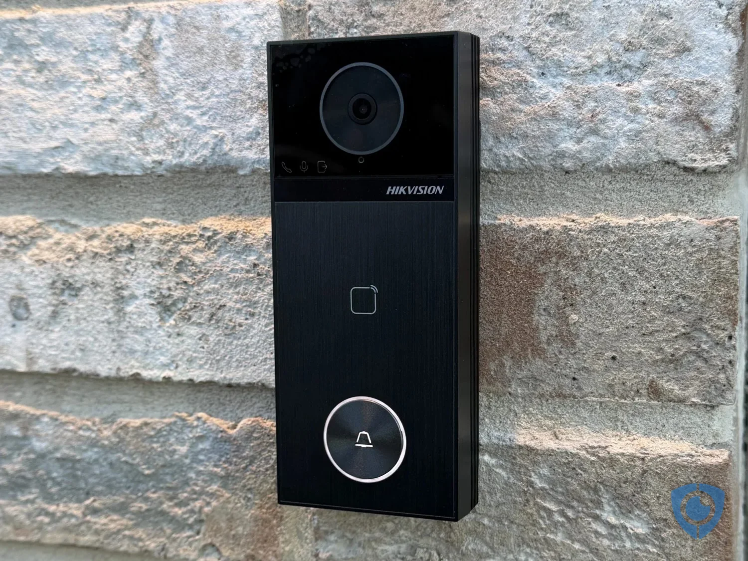 Hikvision video-deurbel met paslezer op gevel geïnstalleerd