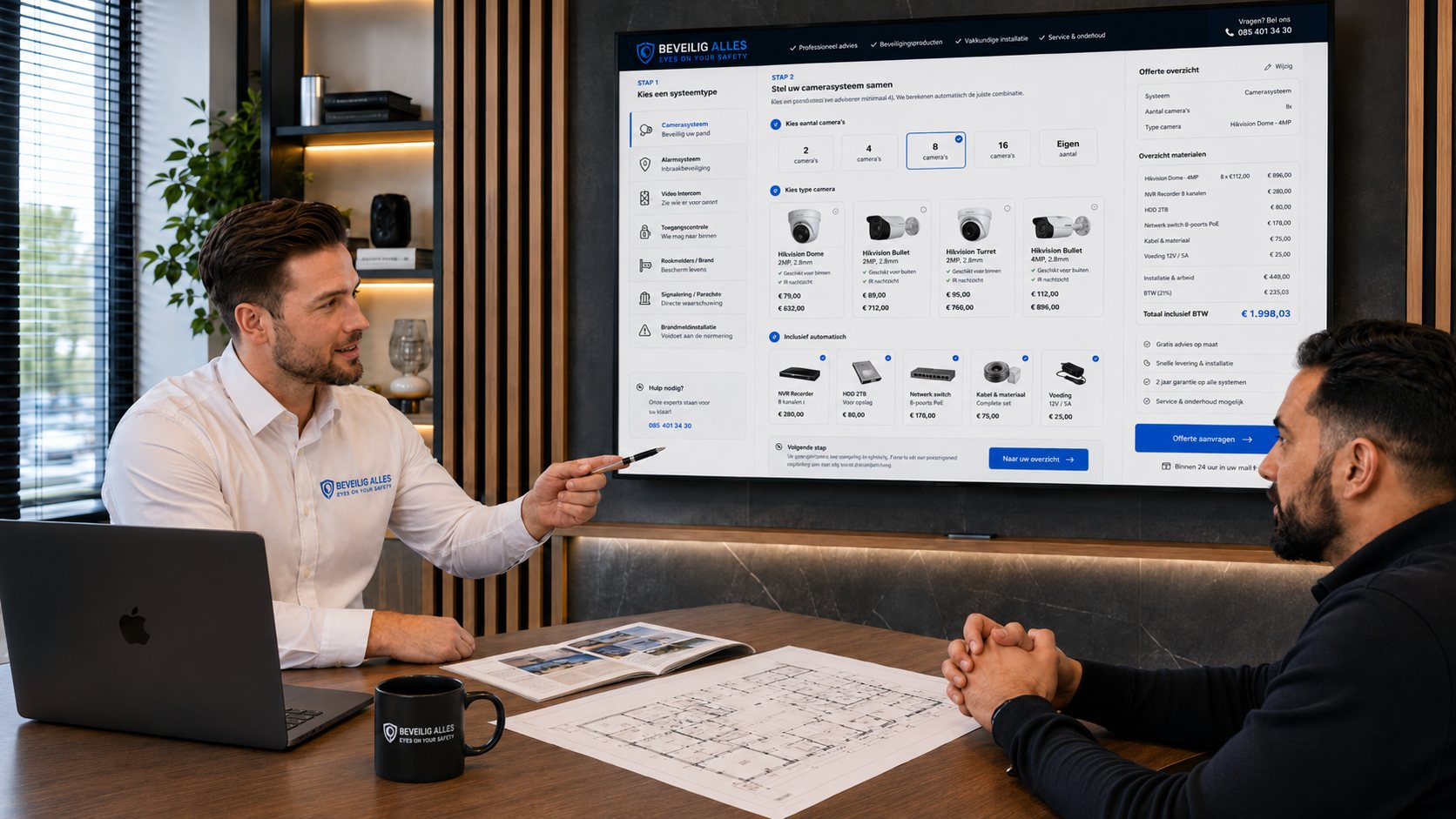 Adviseur van Beveilig Alles legt in de showroom in Den Haag een camerasysteem uit aan een klant